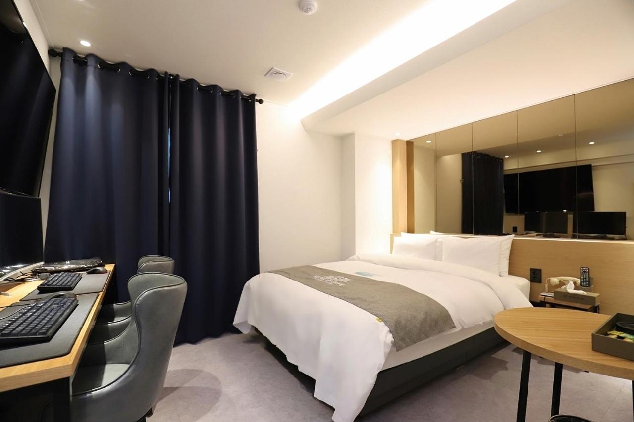 Hotel In Cafe Doksan Seul Quarto foto